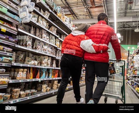 Kirkland Wa Usa Circa February 2022 View Of A Sweet Couple In Kirkland Wa Usa Circa February 2022 View Of A Sweet Couple In