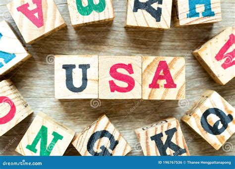 Letras De Madera Consistentes En La Abreviatura De Estados Unidos Y Letras De Madera Consistentes En La Abreviatura De Estados Unidos Y