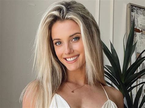 Lindsay Brewer In Bathing Suit Says Amp Quot Aloha Amp Quot Celebwell Lindsay Brewer In Bathing Suit Says Amp Quot Aloha Amp Quot Celebwell